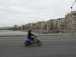  scooter sur un pont